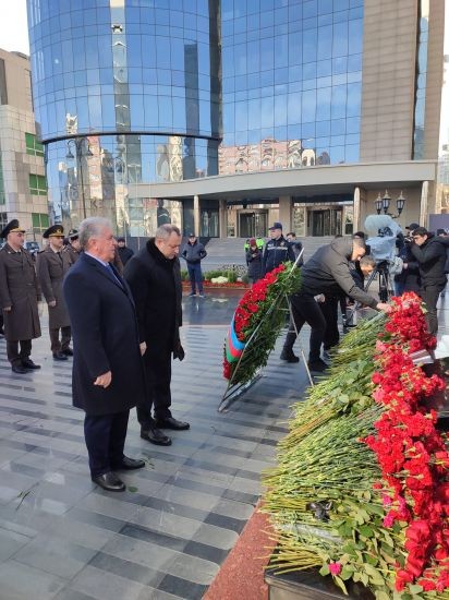 Fəzail İbrahimli və Adil Əliyev Xocalı soyqırımı abidəsini ziyarət edib