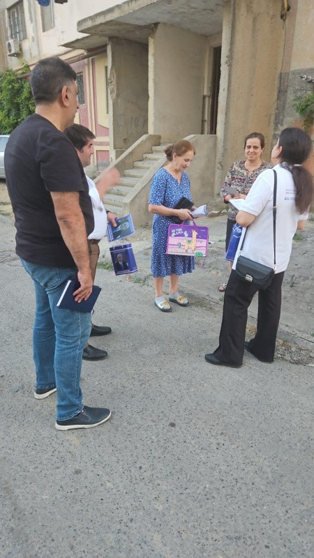 Ülvi Quliyevin seçki qərərgahının üzvüləri əzmlə çalışırlar-Ev-ev,məhəllə-məhəllə...