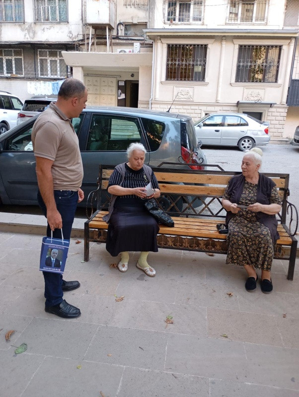 Ülvi Quliyevin seçki qərərgahının üzvüləri əzmlə çalışırlar-Ev-ev,məhəllə-məhəllə...