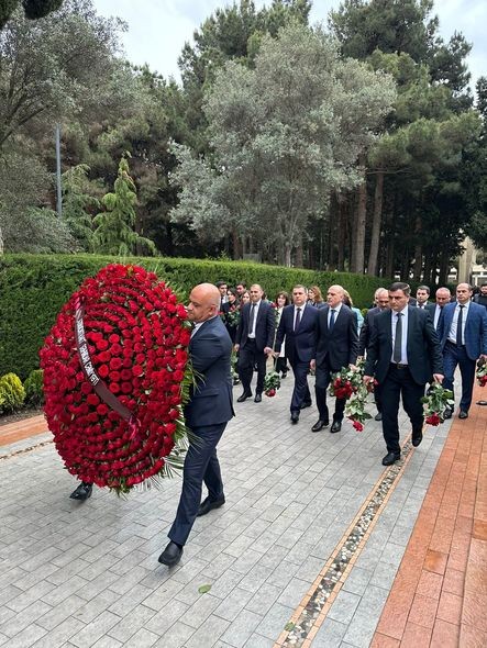 “Azərkontrakt” Səhmdar Cəmiyyətinin kollektivi Ulu Öndər Heydər Əliyevin məzarını ziyarət edib