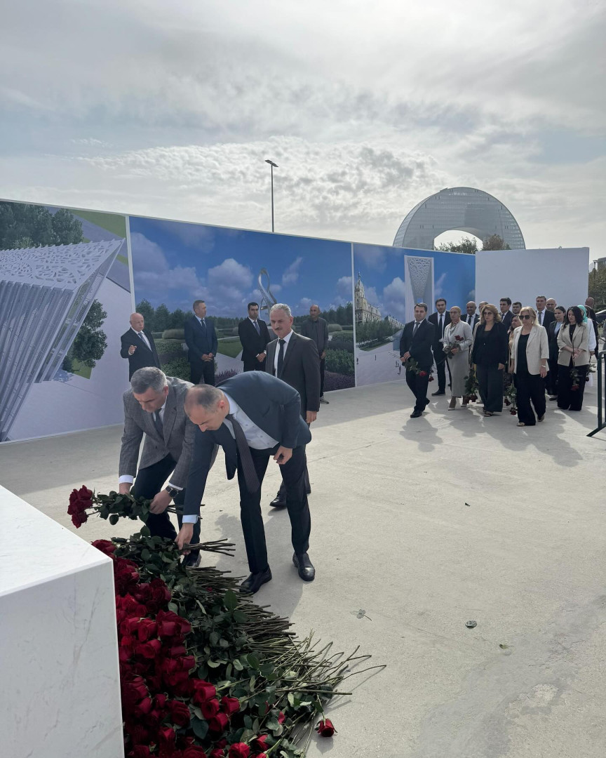 Anım Günündə "Azərkontrakt" Açıq Səhmdar Cəmiyyətinin kollektivi Zəfər parkını ziyarət edib