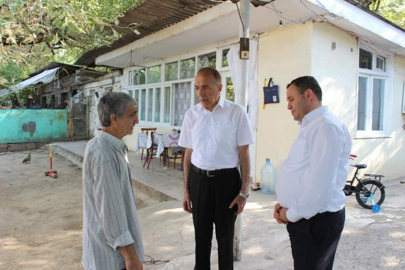 Nizami Səfərov Tovuz şəhərində şəhid ailələrini ziyarət edib