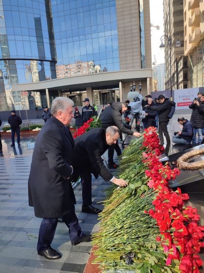 Fəzail İbrahimli və Adil Əliyev Xocalı soyqırımı abidəsini ziyarət edib