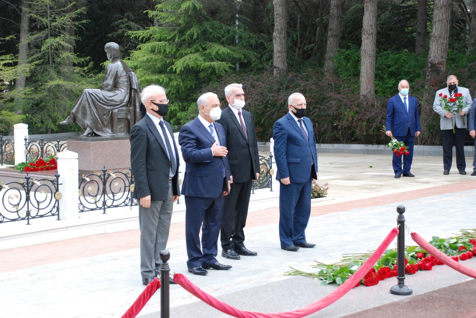 AHİK rəhbərliyi Fəxri xiyabana gedib, Ulu Öndərin xatirəsini yad edib