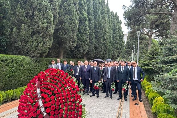 “Azərkontrakt” Səhmdar Cəmiyyətinin kollektivi Ulu Öndər Heydər Əliyevin məzarını ziyarət edib